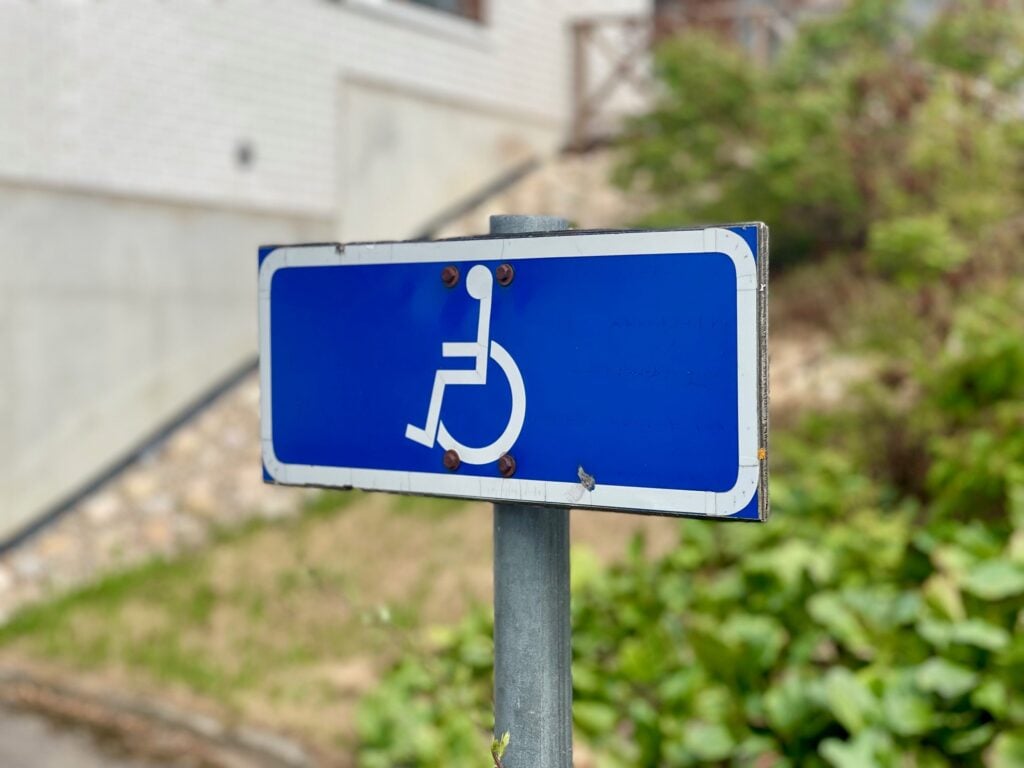 Invakyltti terveyskeskuksen edessä.