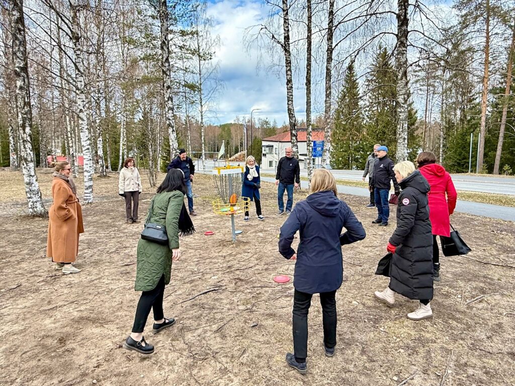 Frisbeegolfkisailua Vanhalla Kaivoksella.