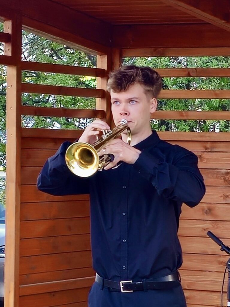 Eino Hirvonen soittaa trumpettia.