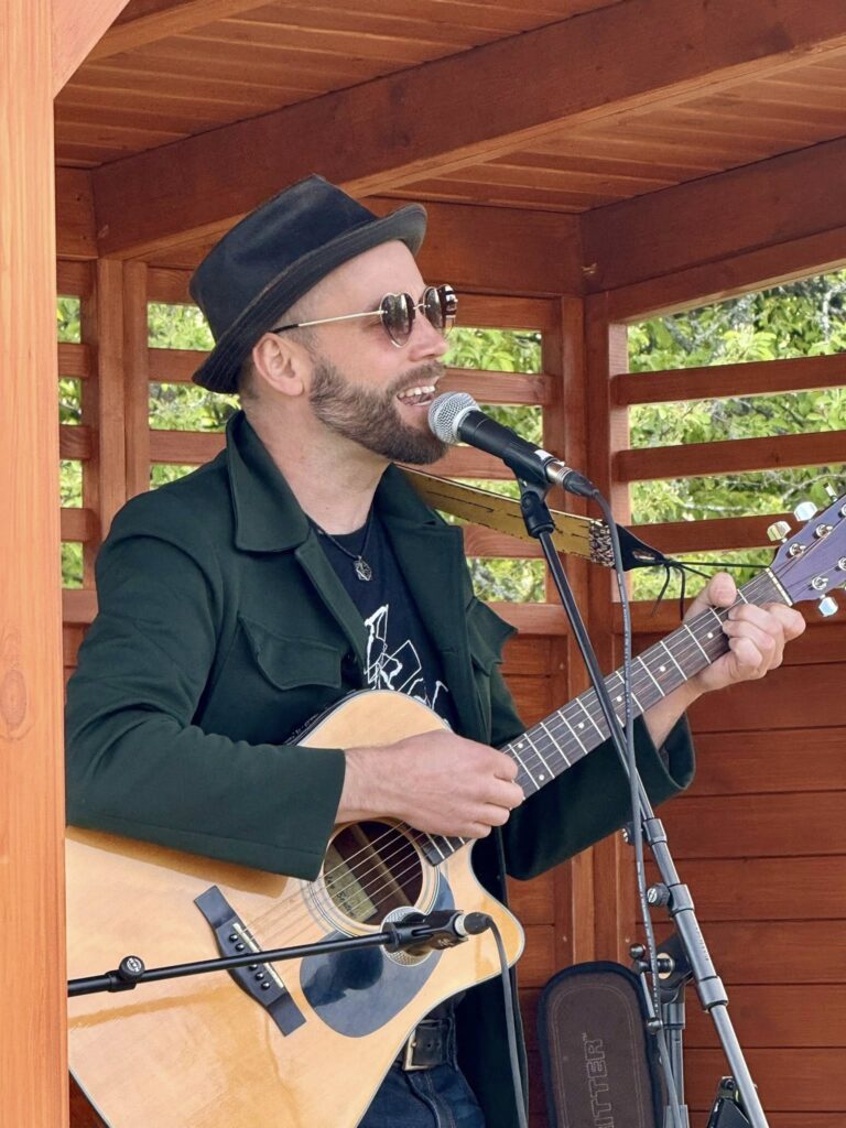 Eräs Esko eli Esko Vihava musisoi.