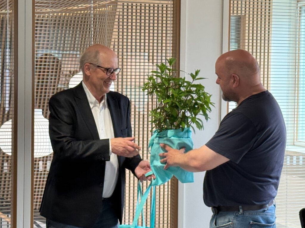 Rakennustarkastaja Janne Korpela ojensi Jukka Ropposelle syyshortensian.