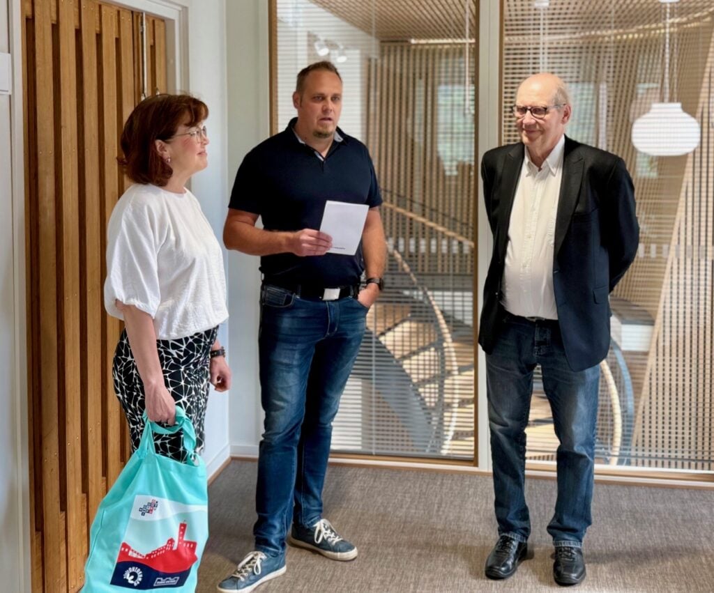 Kaupunginjohtaja Päivi Lintumäki, kaupunkirakennejohtaja Jarkko Karvonen ja kaavoittaja Jukka Ropponen.