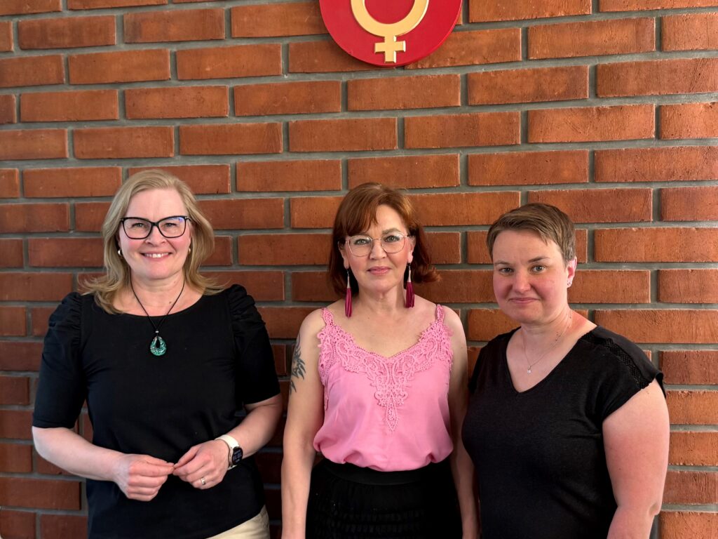 Kaupunginhallituksen pj Hanna Räsänen, kaupunginjohtaja Päivi Lintumäki ja valtuuston pj Jonna Nissinen.