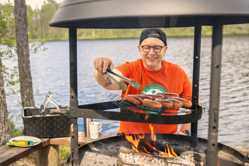 Erä- ja luontokeskuksella on useita tulipaikkoja.