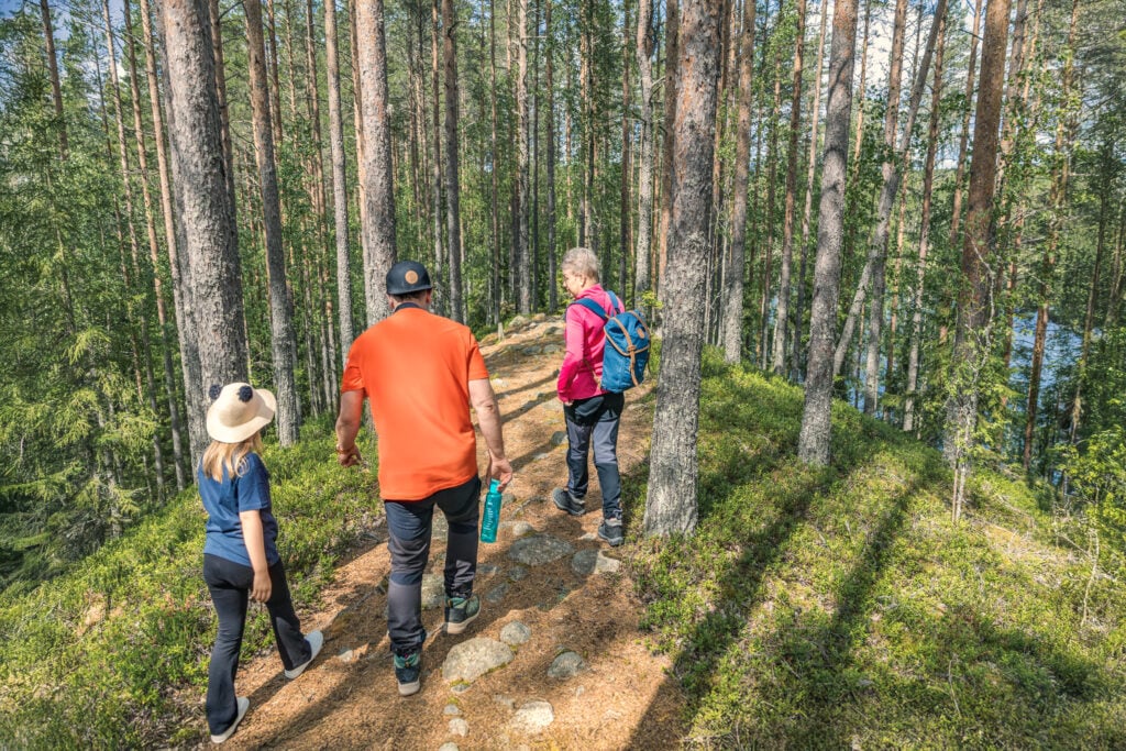Erä- ja luontokeskuksen harjumaisemassa kulkee erimittaisia reitistöjä.