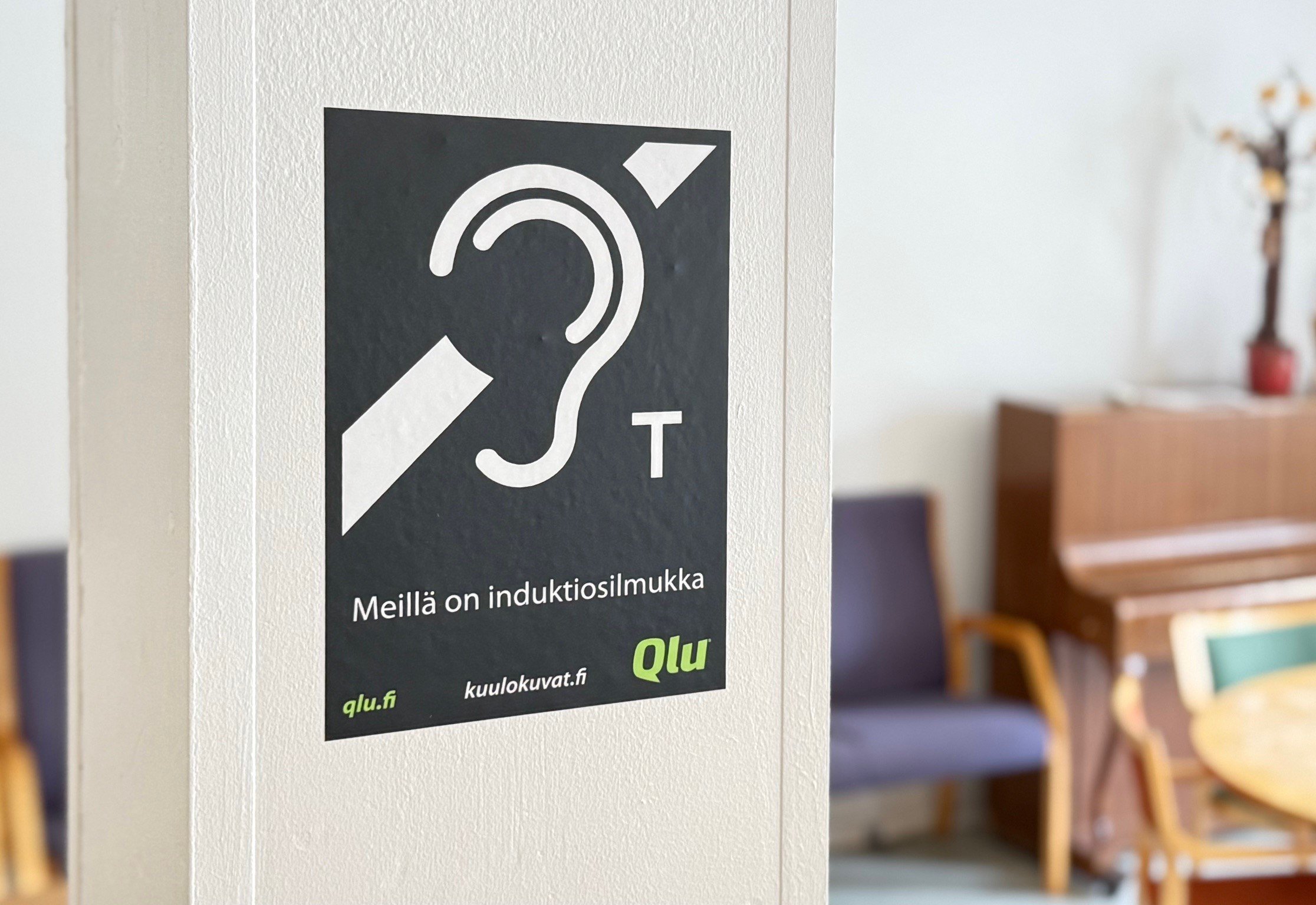 Servolle asennettu induktiosilmukka helpottaa kuulemista