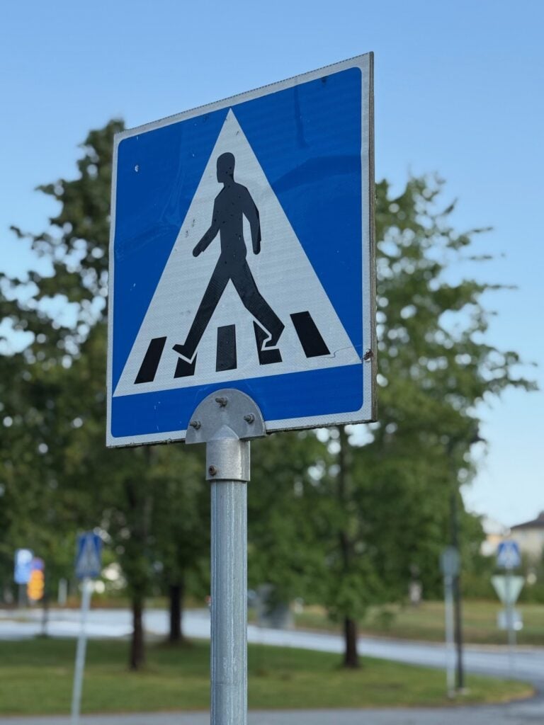 Ylitä tie aina suojatietä käyttäen.