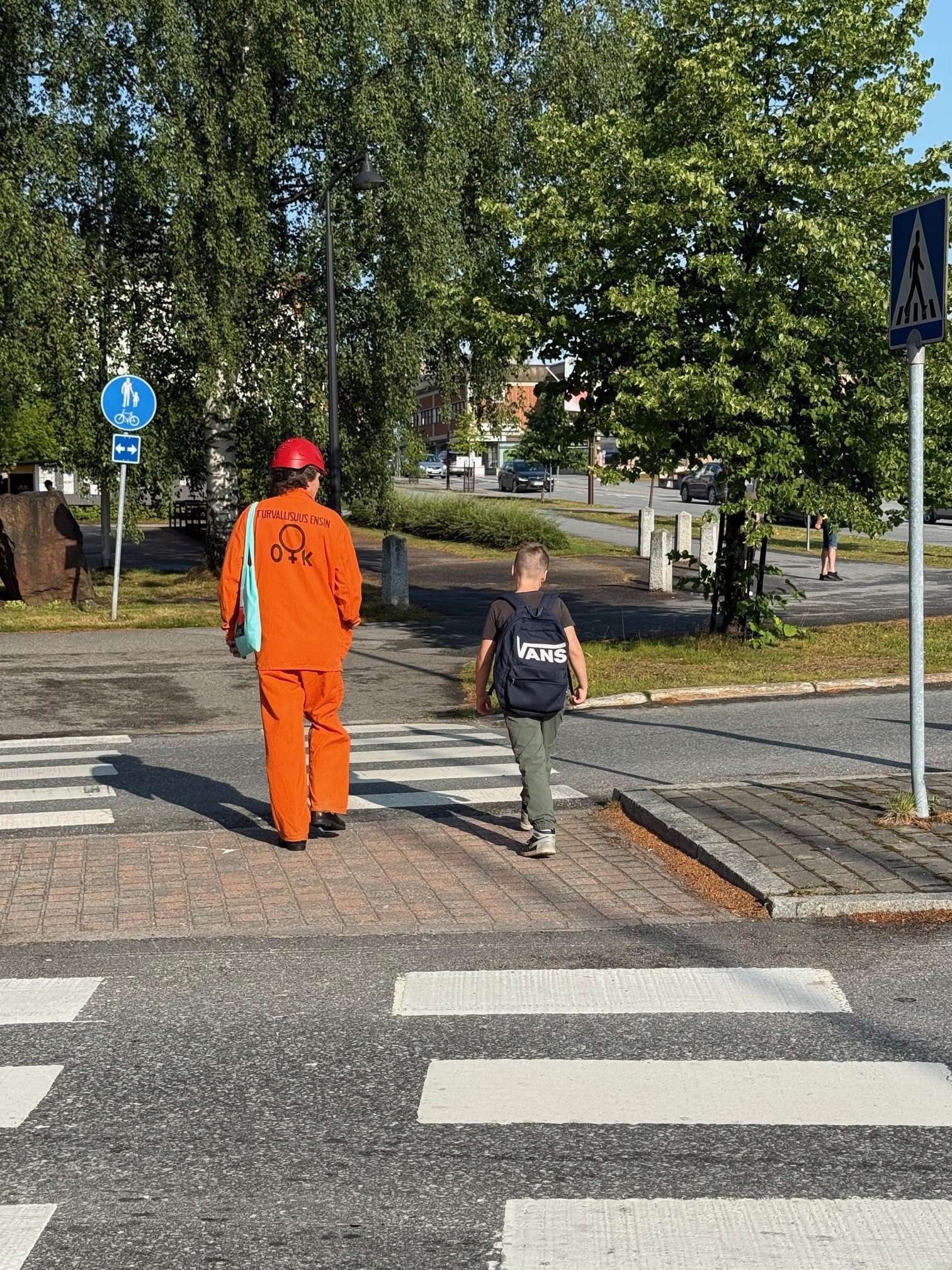 Suojateitä turvattiin ensimmäisenä kouluaamuna