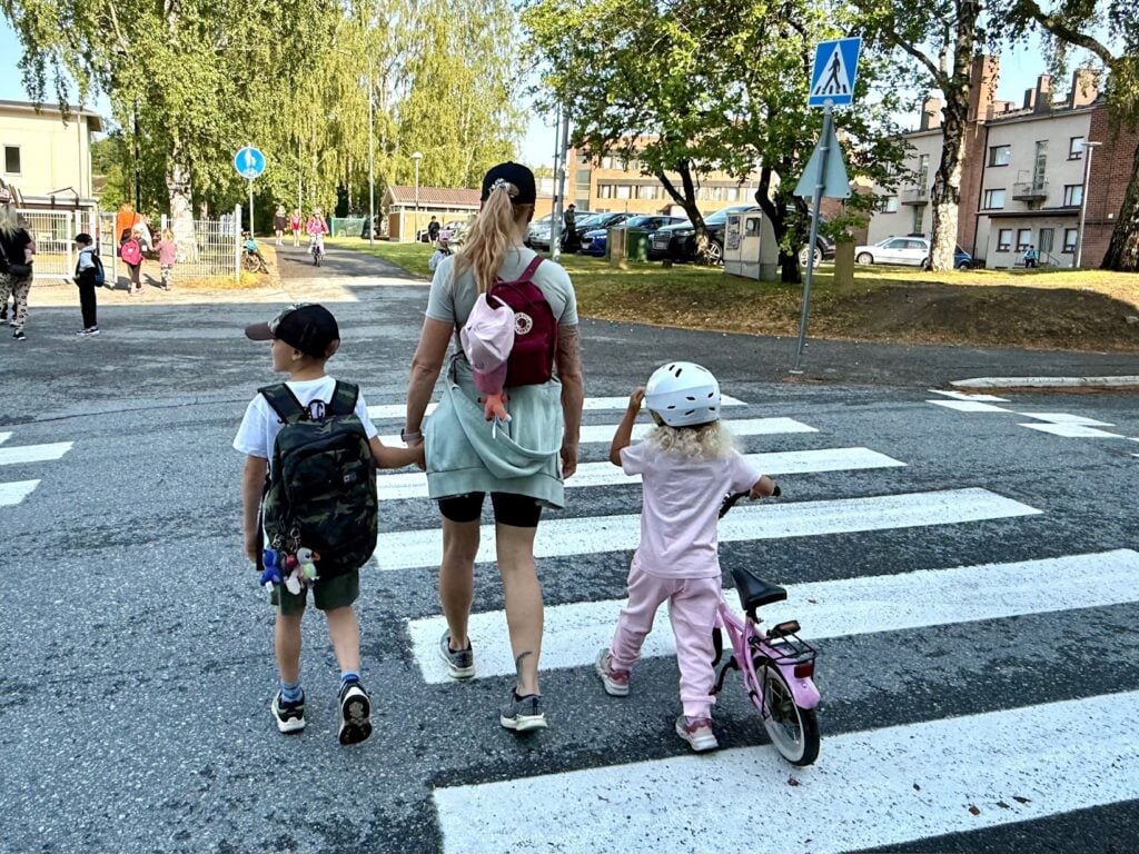 Koulutietä on hyvä harjoitella ekana aamuna vanhemman kanssa.