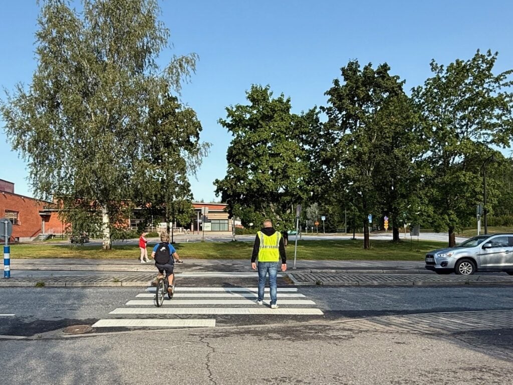 Suojatie ylitettiin suojatievahvin saattamana.