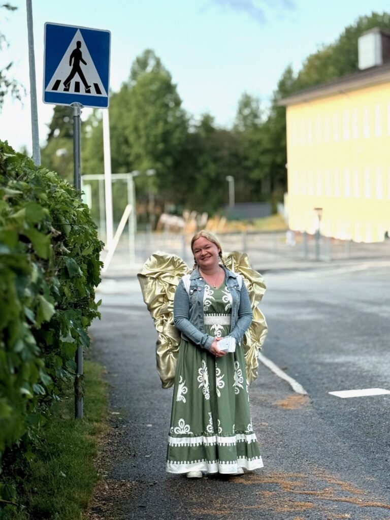 Ev. lut. seurakunnan suojatie-enkeli saattoi koululaisia suojatien yli.