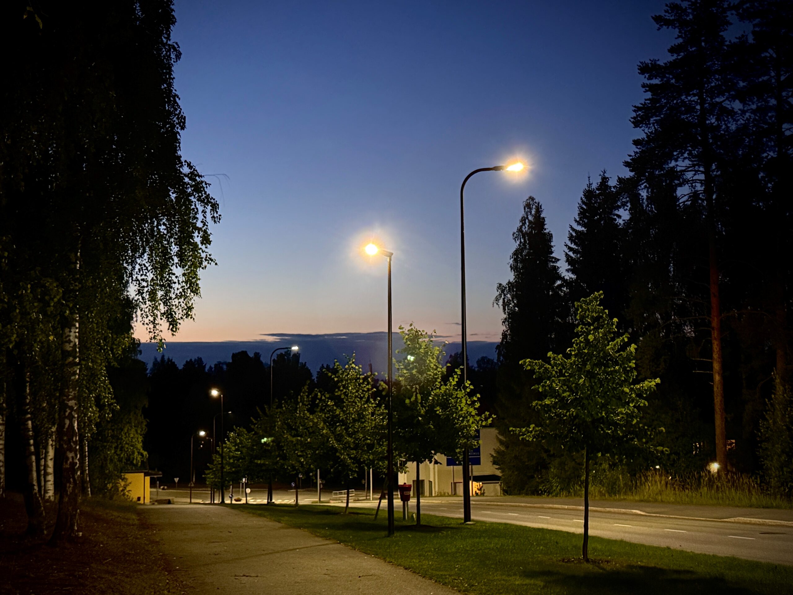 Katuvaloja Outokummussa.