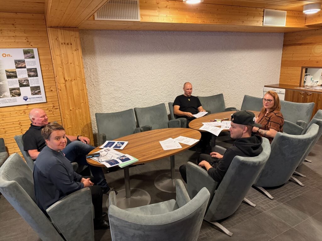 Valtuustoseminaarin ryhmätyöskentelyä.