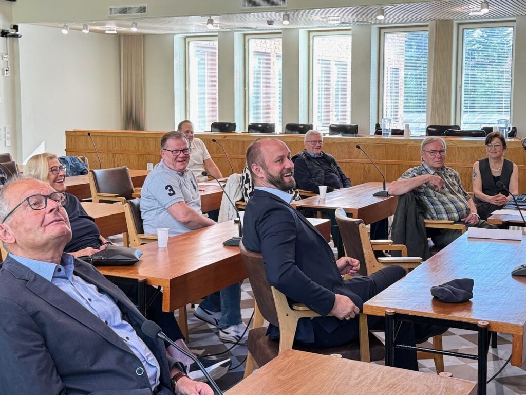 Valtuustosalissa vallitsi iloinen tunnelma ystävyyskaupunkien kesken.