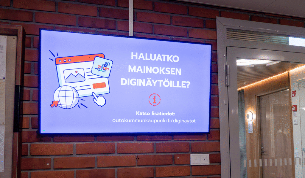 Diginäyttö kaupungintalon aulassa.