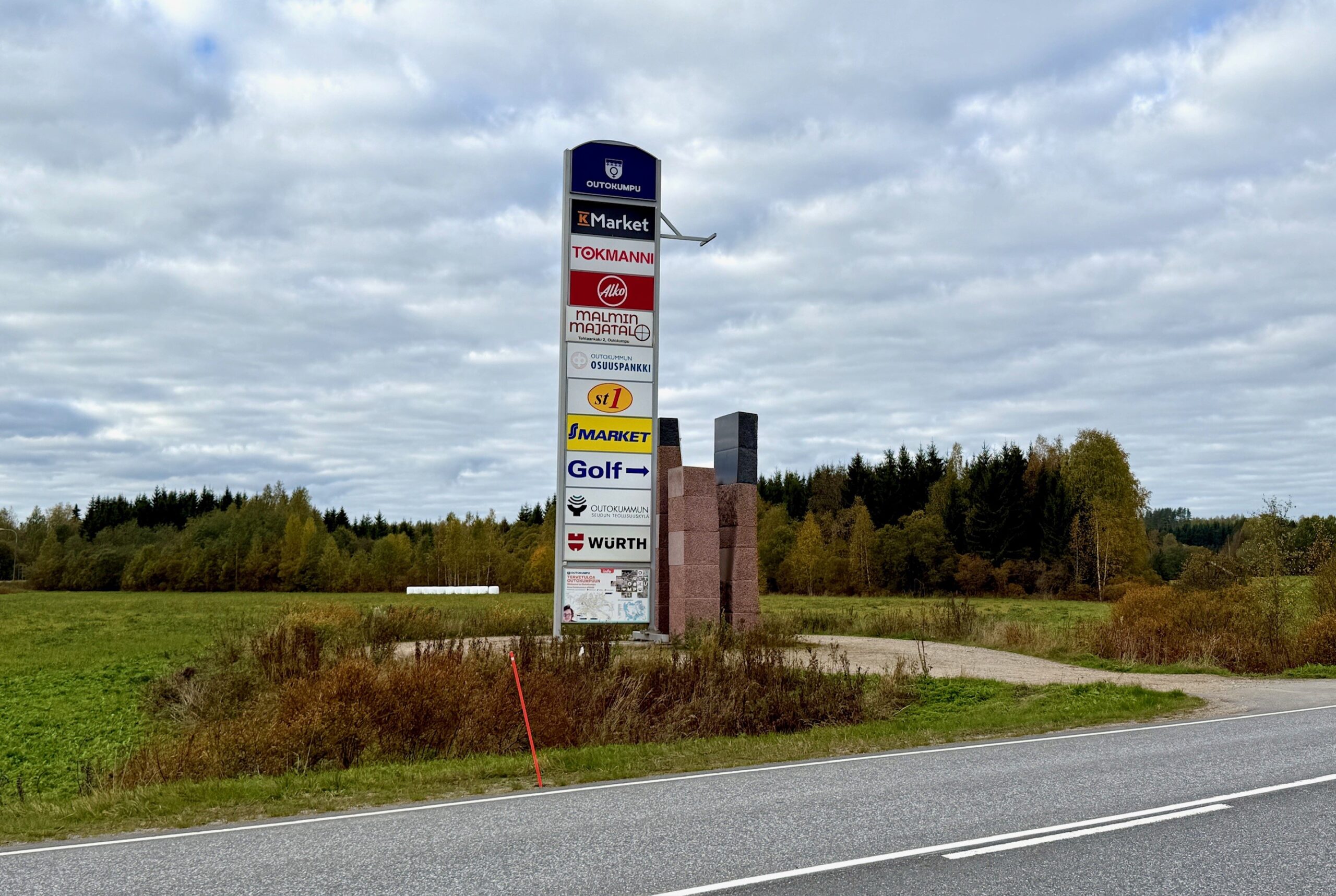 Outokummun sisääntulotien mainospylonin ulkoasua uudistetaan