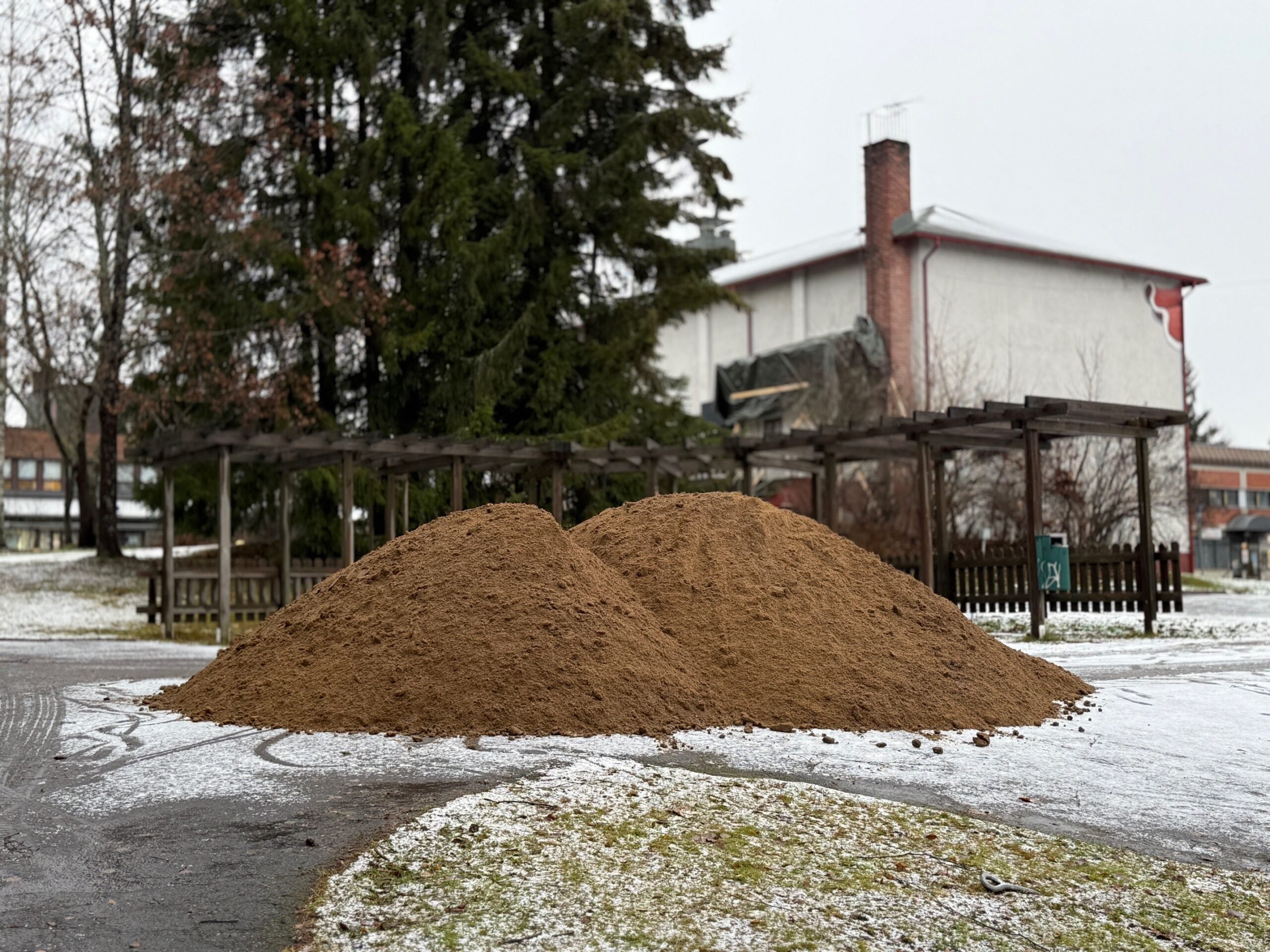 Hae hiekoitushiekkaa talven liukkaisiin keleihin
