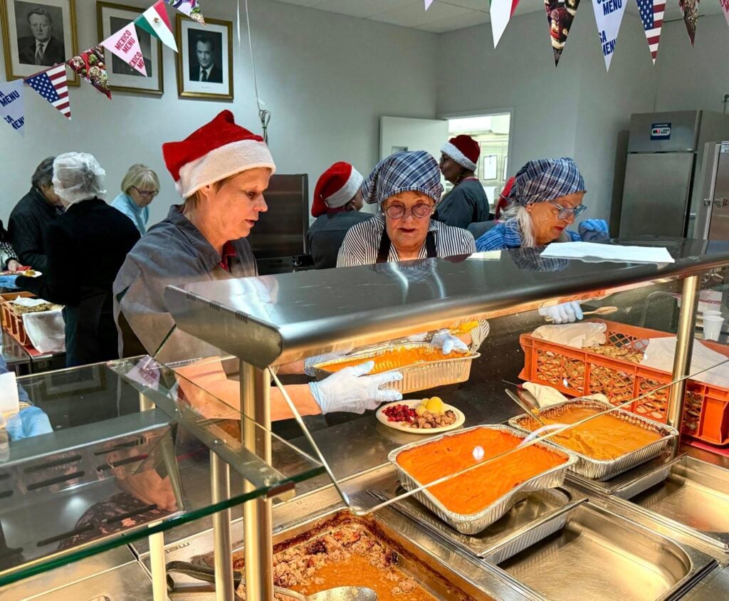 Vapaaehtoisia jouluruokailussa.