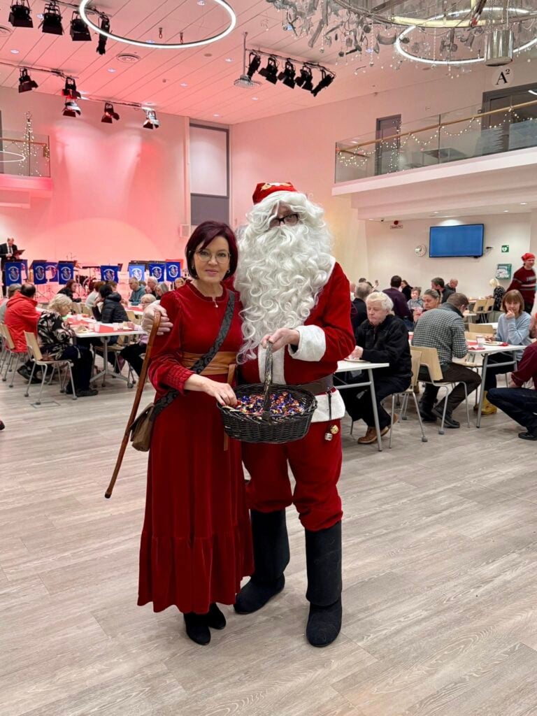 Päivi Lintumäki ja joulupukki