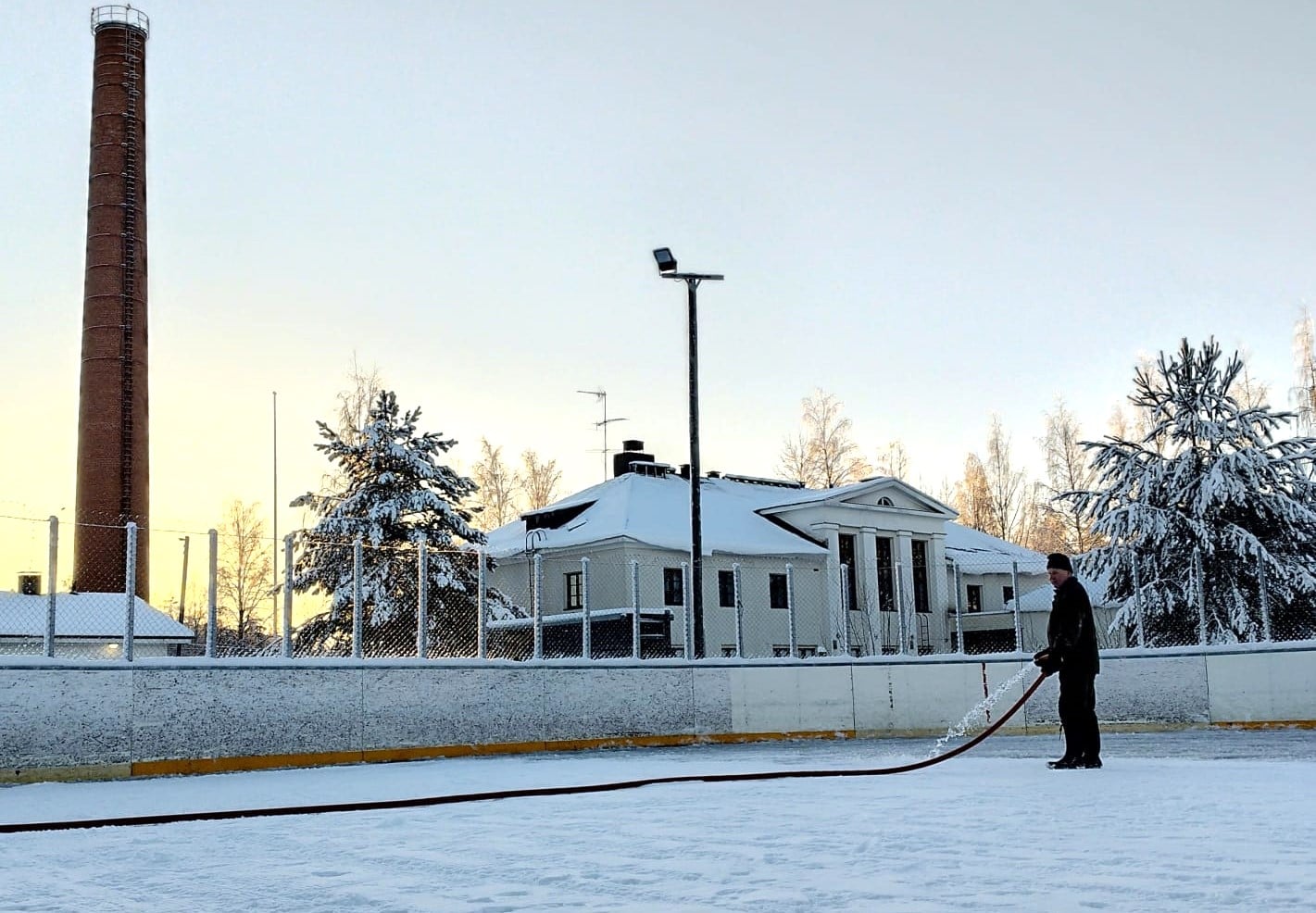 Kyykerin kentän kaukalo on jäädytetty ja Matovaaran hiihtoreitit pohjustettu