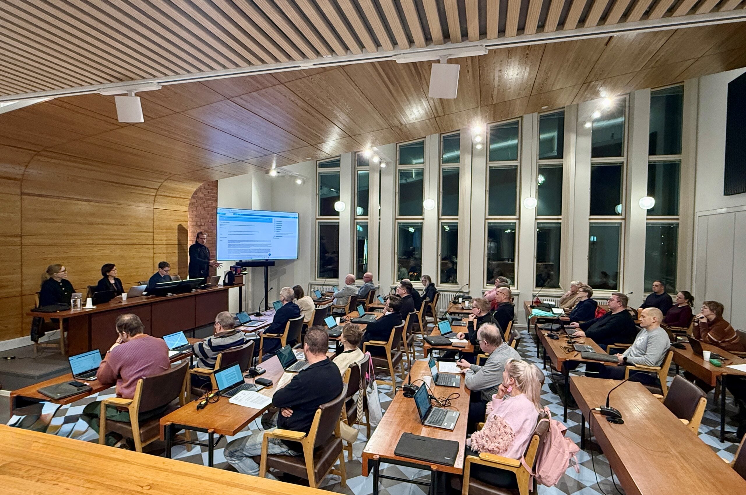 Vuoden ensimmäisessä valtuuston kokouksessa käsiteltiin mm. kaksi valtuustoaloitetta