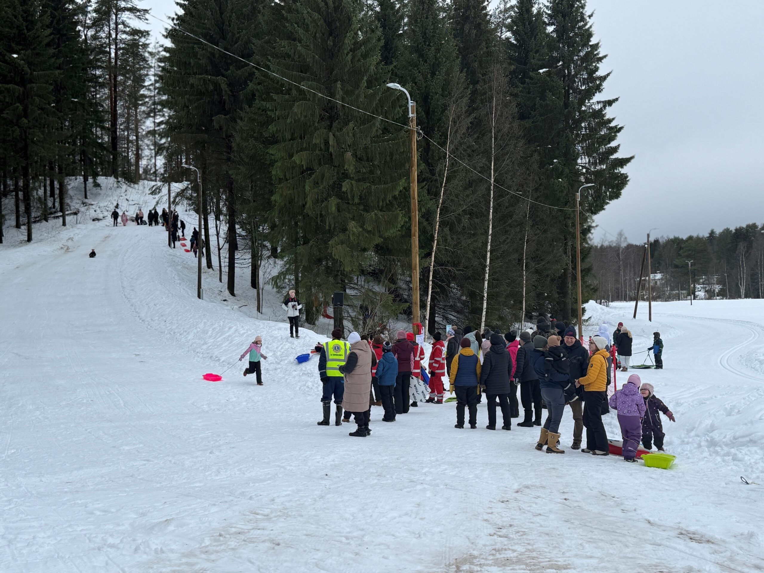 Matovaaran pulkkamäki avattiin Outokummussa – lapsivaltuuston idea johti vauhdikkaaseen lopputulokseen