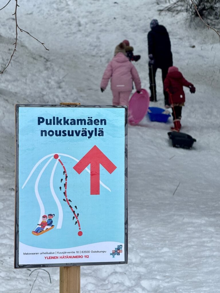 Pulkkamäessä on hyvät opasteet sekä turva-aidat.