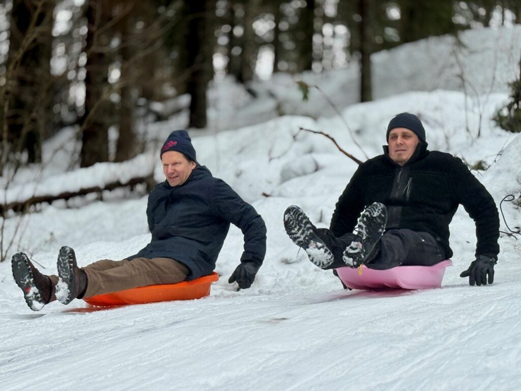 Virkahenkilöt mäenlaskussa.