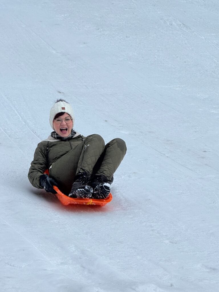 Kaupunginjohtaja Päivi Lintumäki laskee mäkeä!