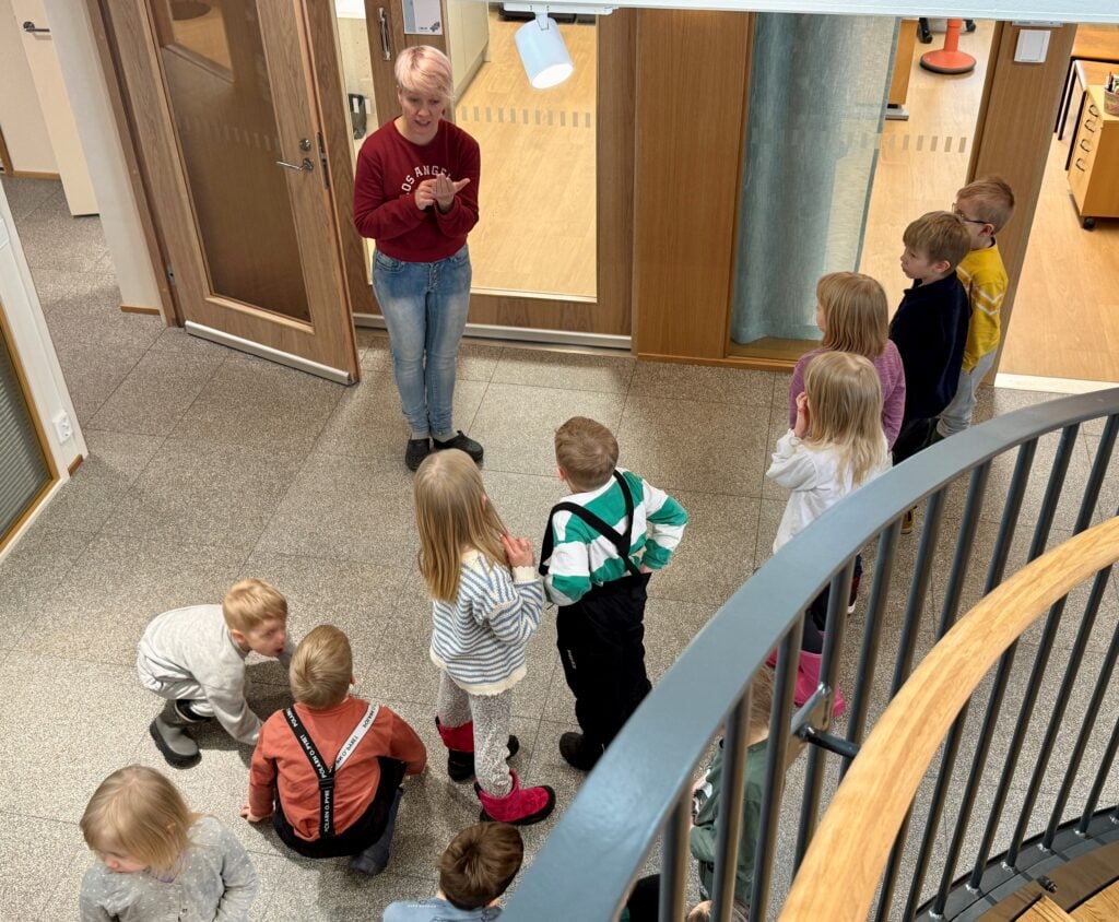 Vekkuleiden tutustumisvierailu kaupungintalolla