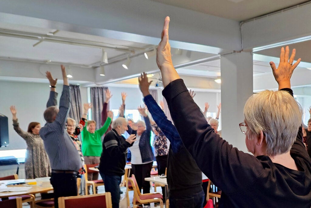 Asiantuntijaluennon kuuntelun ja istumisen jälkeen liike tekee hyvää. Puheenjohtaja Lasse veti pienen taukojumpan. ”Välillä pitää liikkua ja pikkusen nostaa ihmisiä pystyyn” hän toteaa.