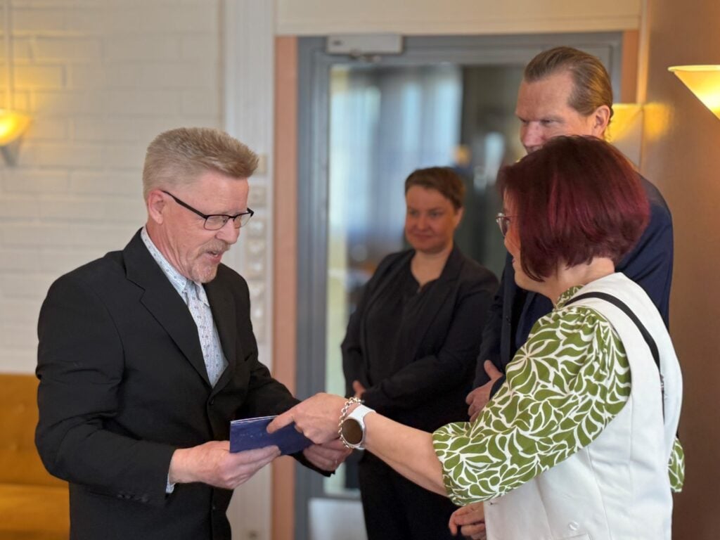 Kiinteistönhoitaja Ari Roivas vastaanotti huomionosoiteuksen kaupunginjohtaja Päivi Lintumäeltä.