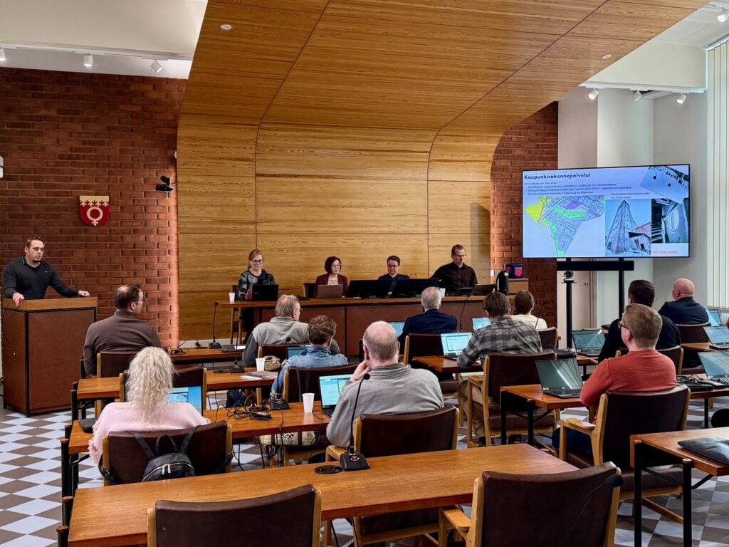 Kaupunkirakennejohtaja Jarkko Karvonen esitteli kaupunkirakennepalvelujen alkuvuoden.