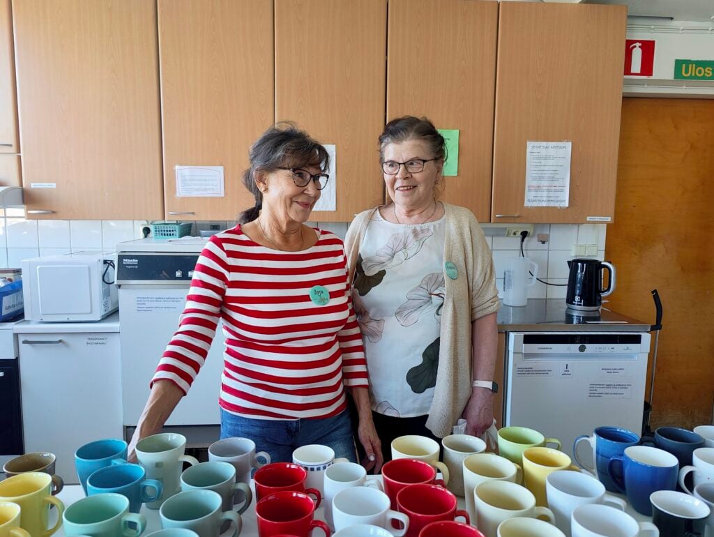 Arja Jauhiainen ja Sirkka Uski ahkeroivat keittiön puolella