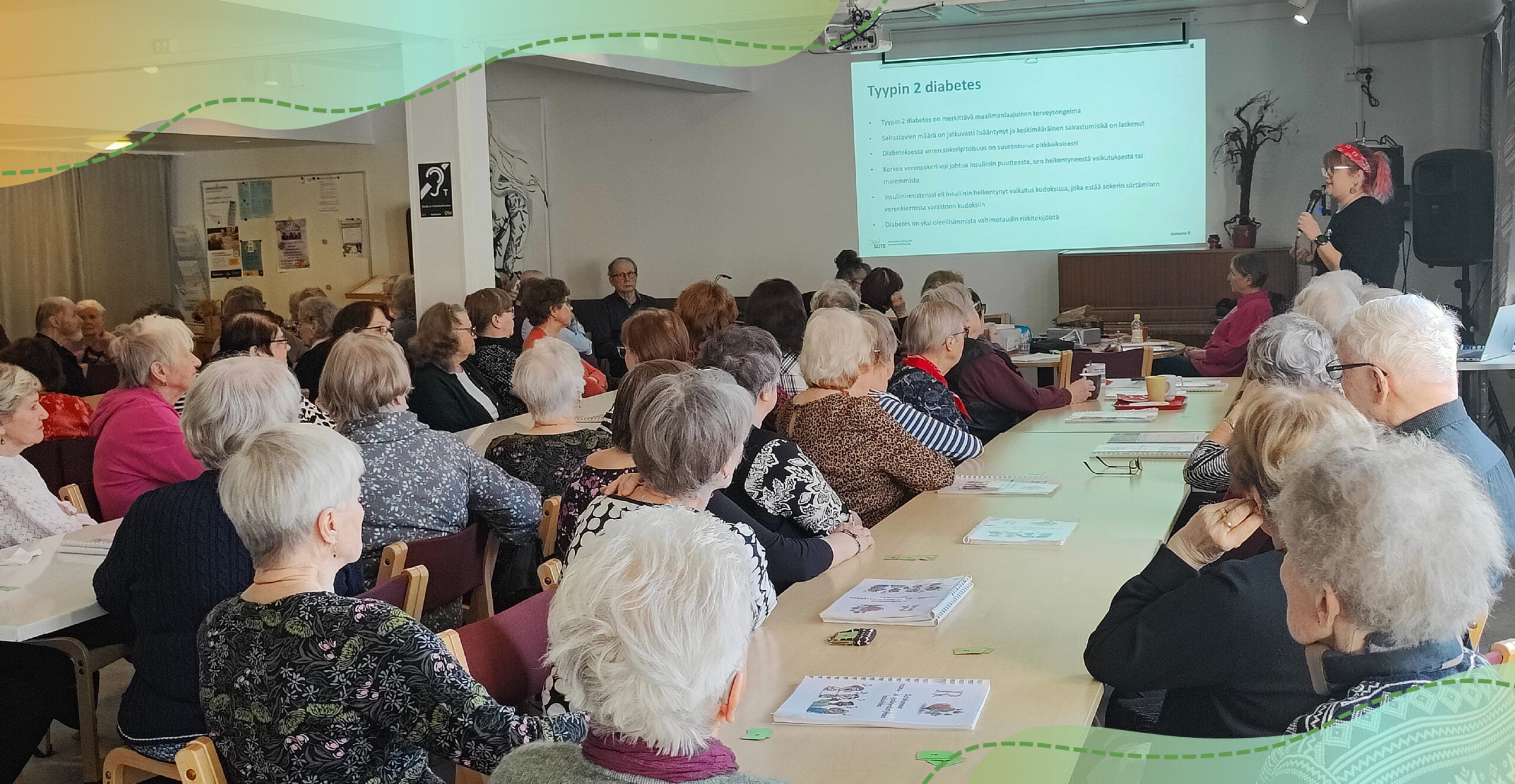 Reumayhdistyksen kerhossa tupa täyttyy eläkeläisistä ja iloisesta puheensorinasta