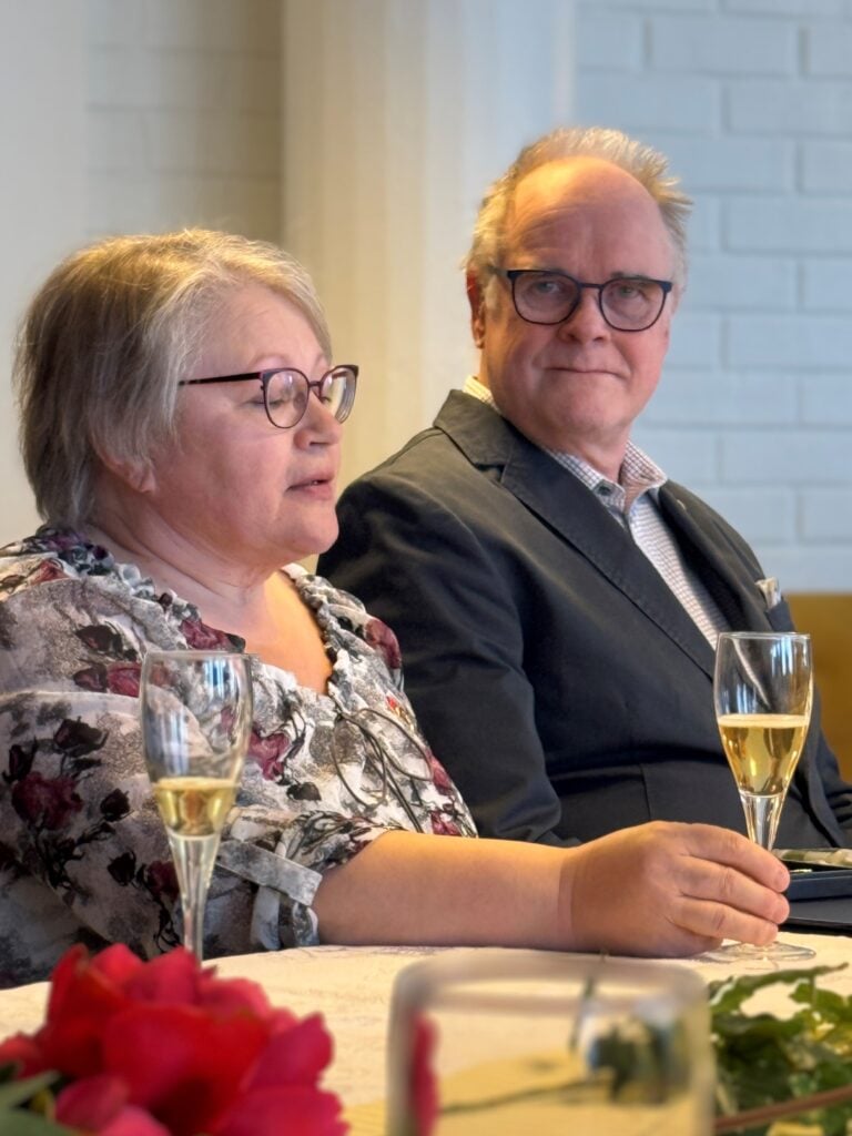 Ryhmäavustaja Tarja Koistinen ja lukion rehtori Juhani Räsänen.