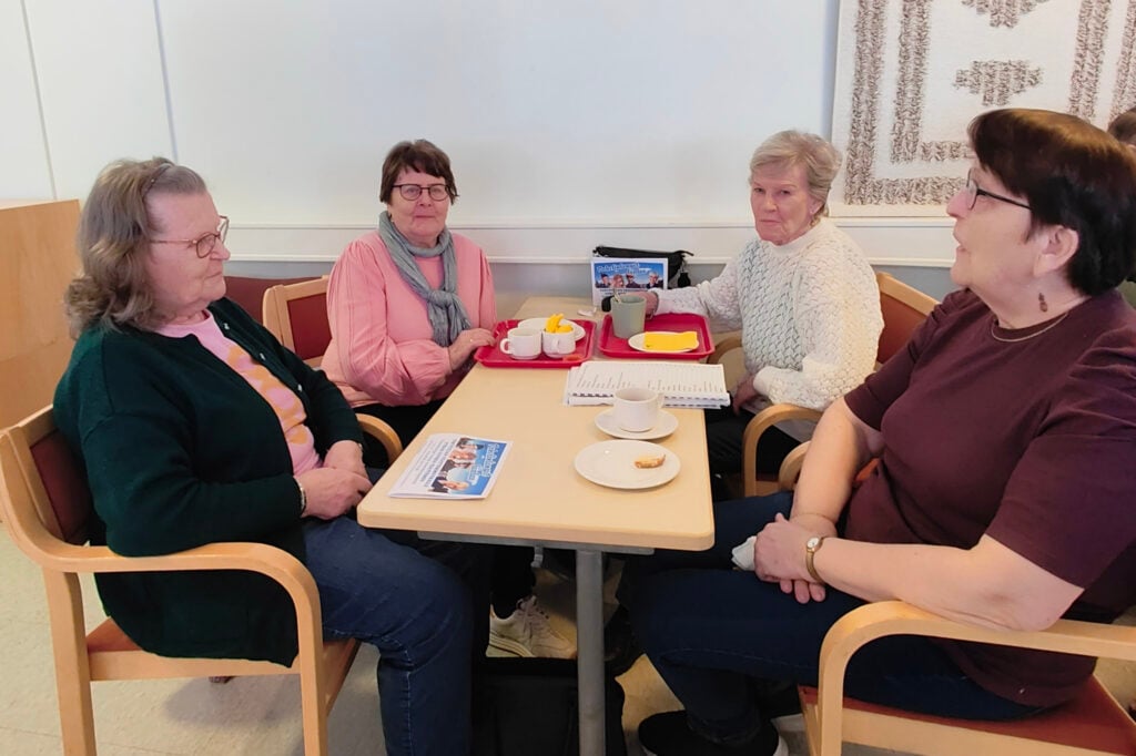 Kerhossa kahvittelevat Ritva Räsänen, Pirkko Rissanen, Ritva Naumanen ja Pirkko Koistinen ovat käyneet kerhossa jo vuosien ajan. Yksin asuville naisille kerho tarjoaa mielekästä ajanvietettä, saa tavata ystäviä ja kuulla uutta.