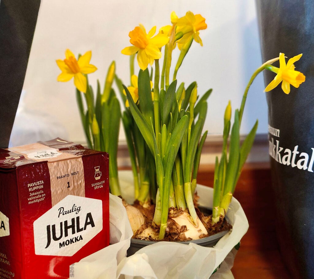 Kerhossa järjestetään arpajaisia, ja niitä meni erityisen paljon kaupaksi, kun Osuuspankki tarjosi kahvit asiantuntijavierailun myötä. Pääsiäisen aikaan palkintoina oli muun muassa kahvia ja narsisseja.