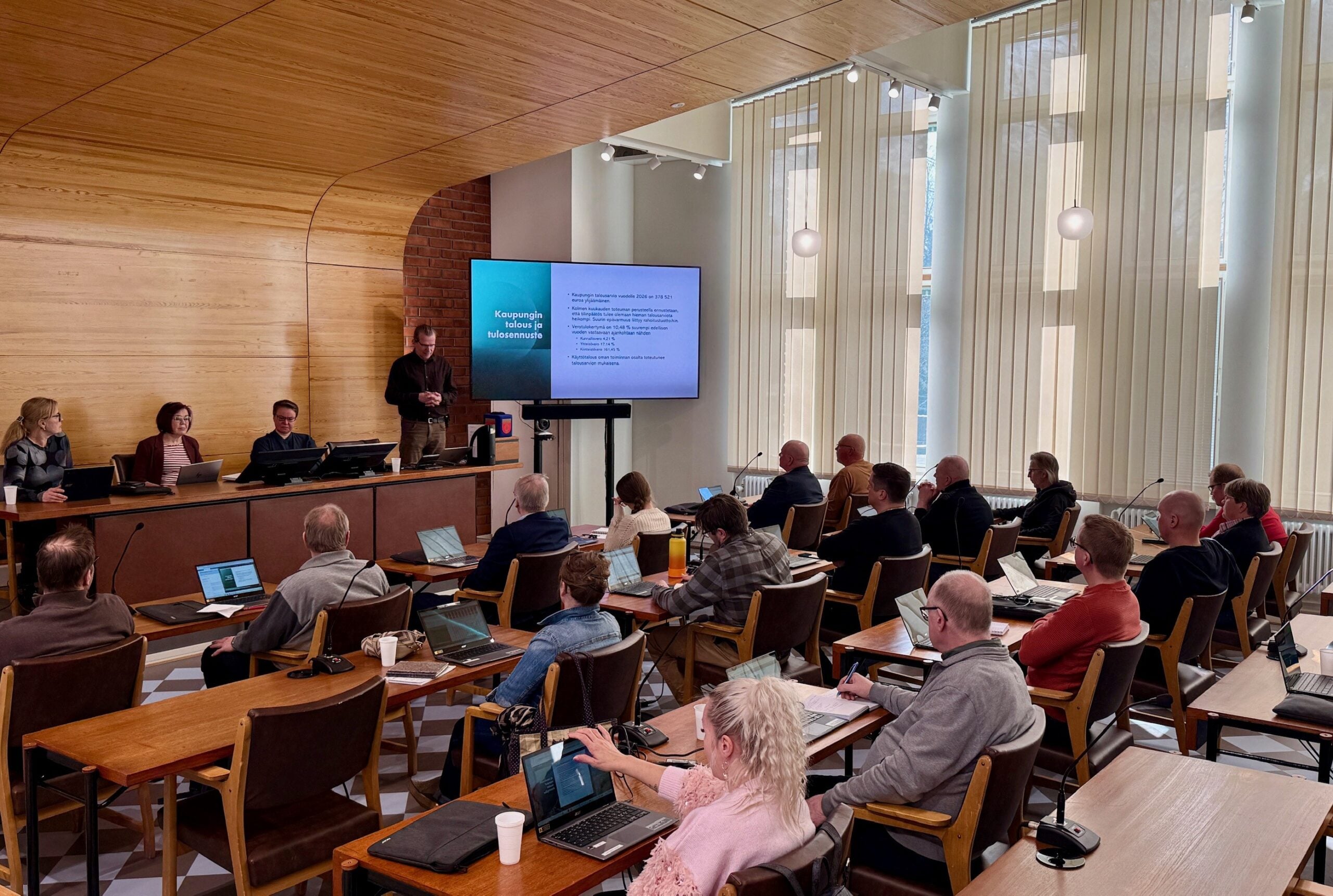 Kaupunginvaltuusto käsitteli huhtikuun kokouksessaan taloutta, työllisyyttä ja koulutusta