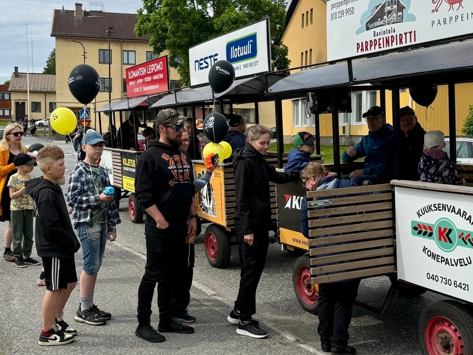 Kaupunkijuna saatiin lainaan Ilomatsista kuljettamaan festariväkeä.