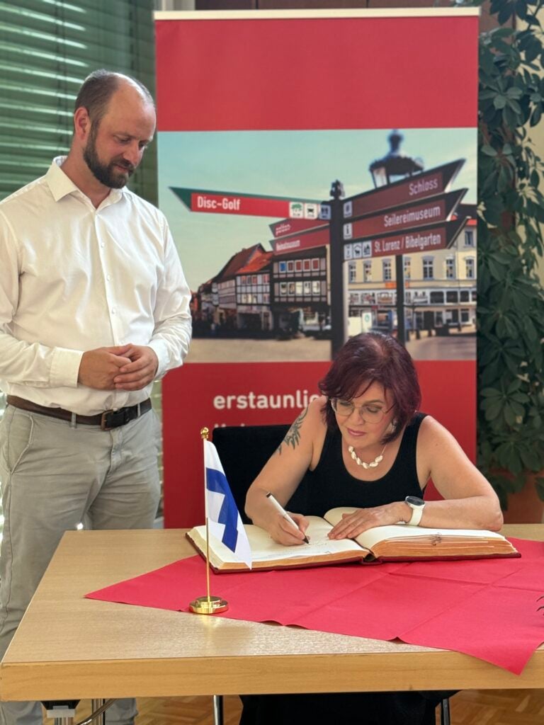 Kaupunginjohtaja Päivi Lintumäki allekirjoitti Kultaisen kirjan.
