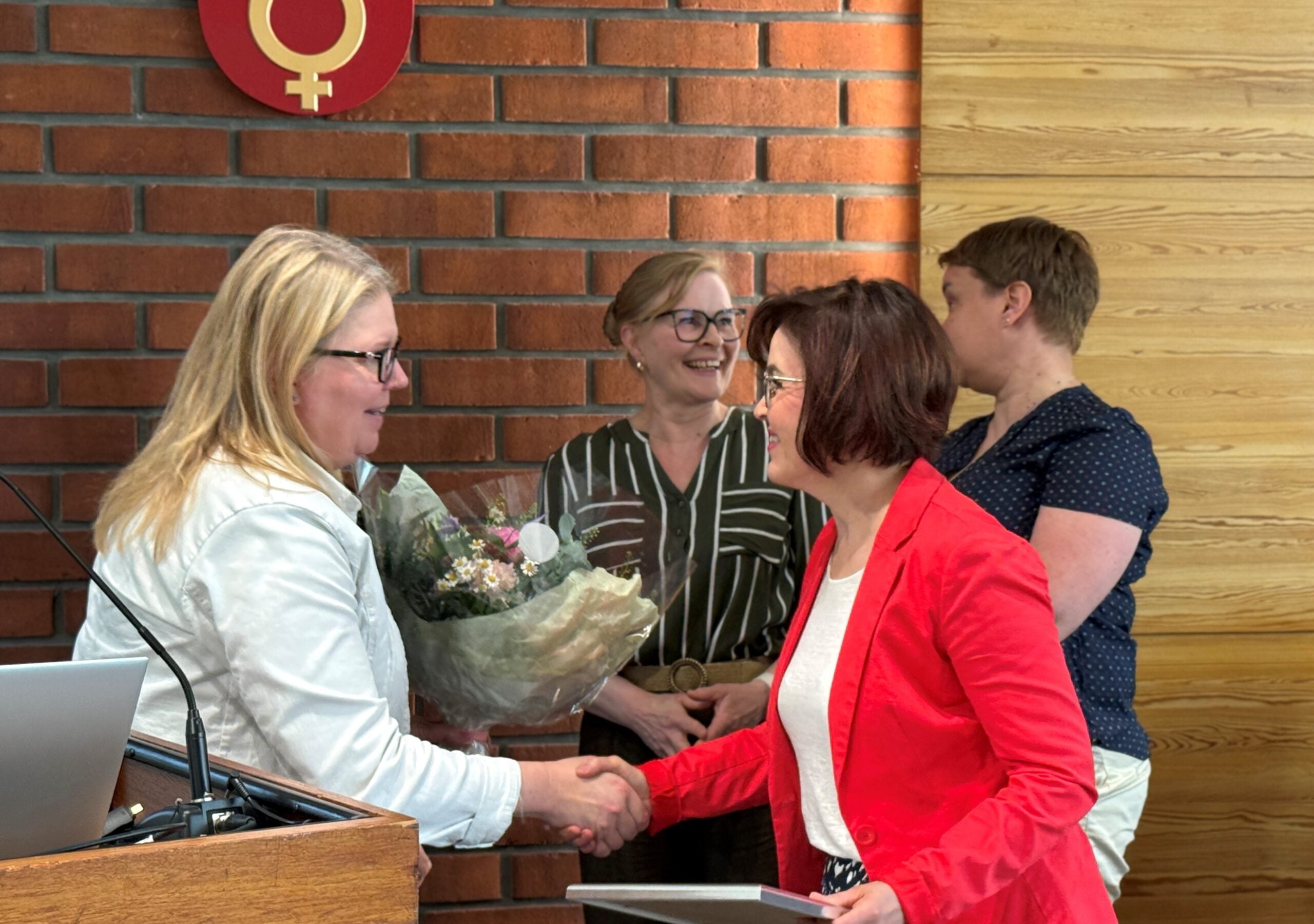 Kaupunginvaltuusto sai yrittäjiltä Kuntabarometrin todistuksen, hyväksyi tilinpäätöksen ja päätti kiinteistöjen myynnistä